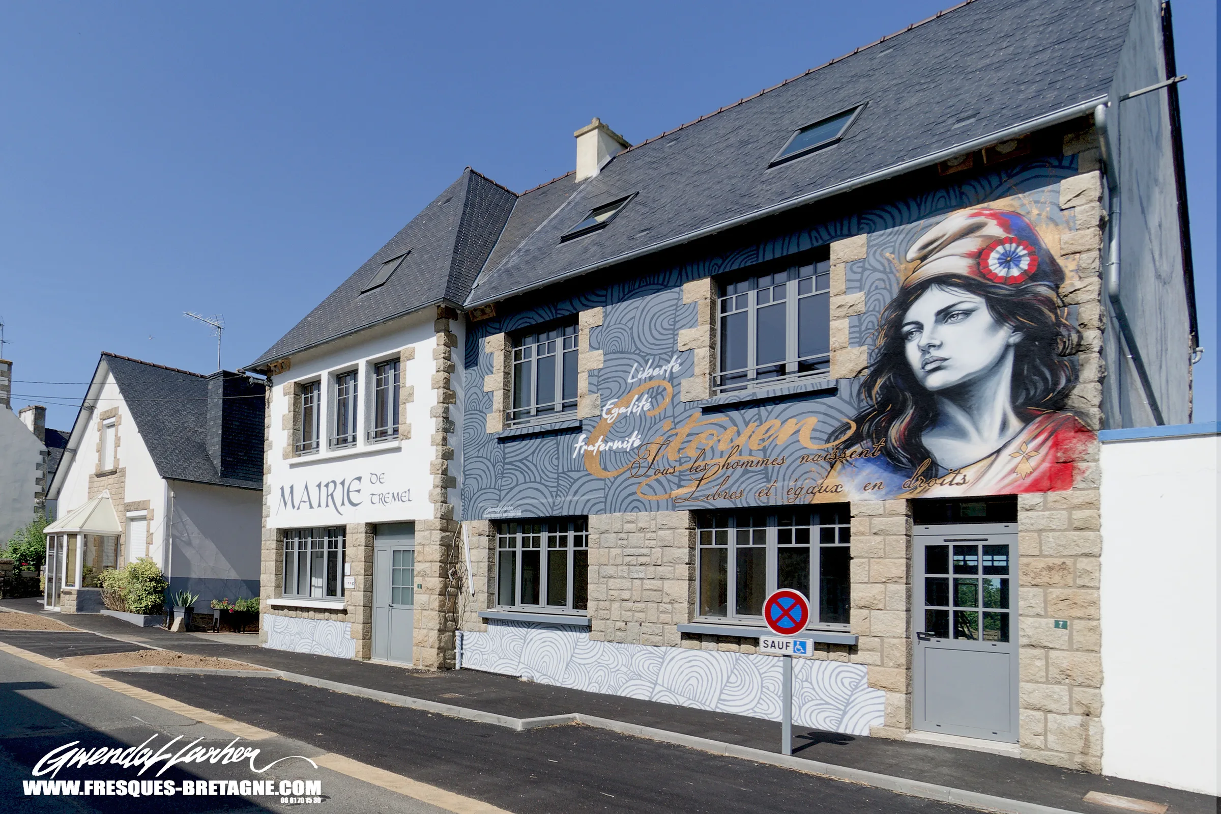 Façade de la mairie de Trémel décorée d'une fresque citoyenne, Côtes-d'Armor